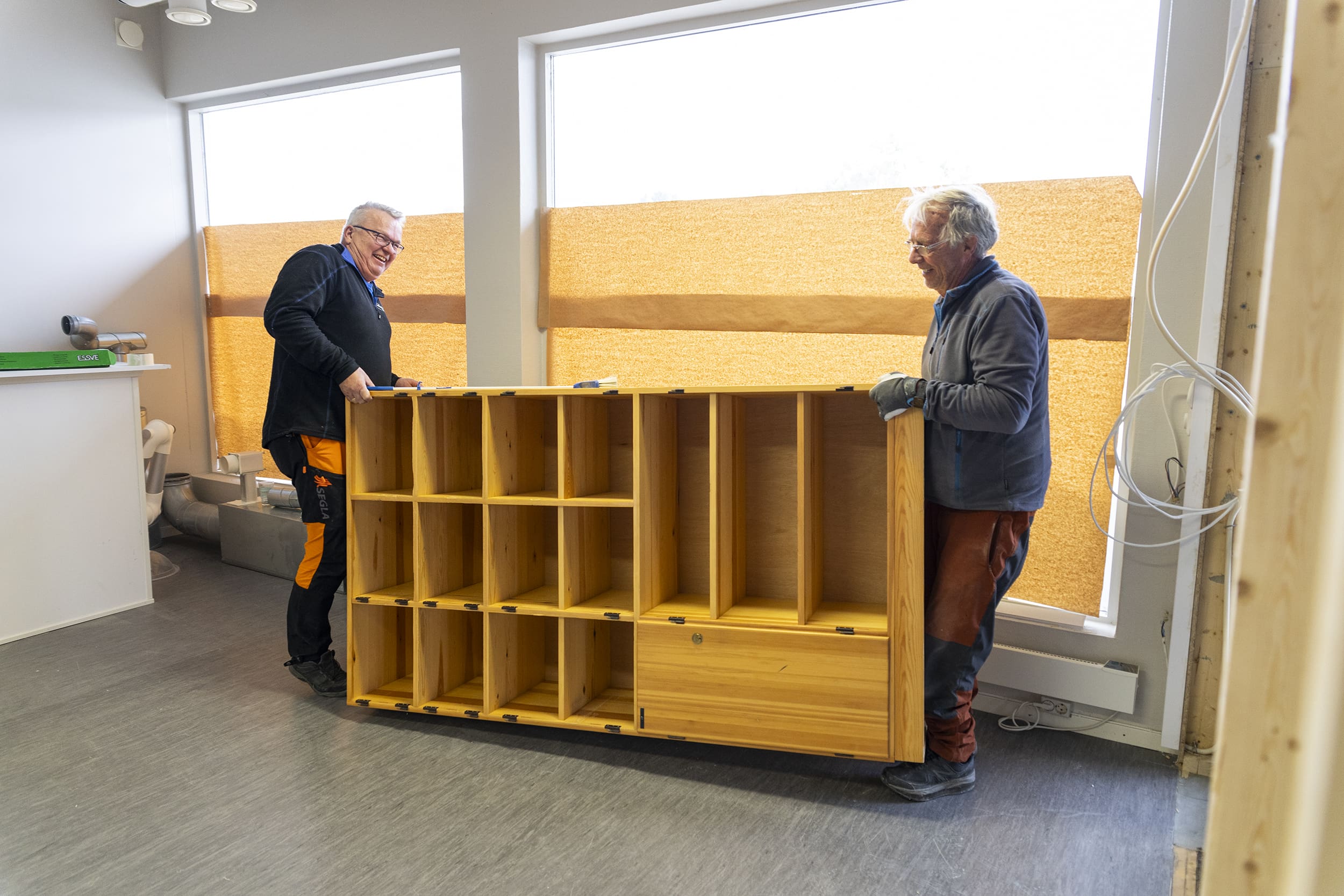 Det er godt å være to når tunge møbler skal løftes. Knut Krey og Jørn Petter Brun Pedersen tar i et tak.