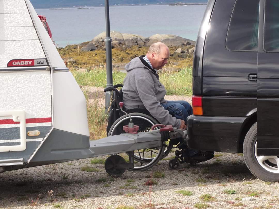 Med gode hjelpemidler, kan Ole ikke bare kjøre bil. Men også være på campingferie. Her kobler han campingvogna på bilen. Foto: Privat